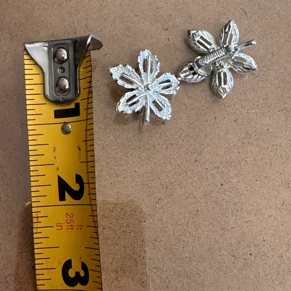 Vintage Silver Flower Clip On Earrings. - Picture 5 of 5